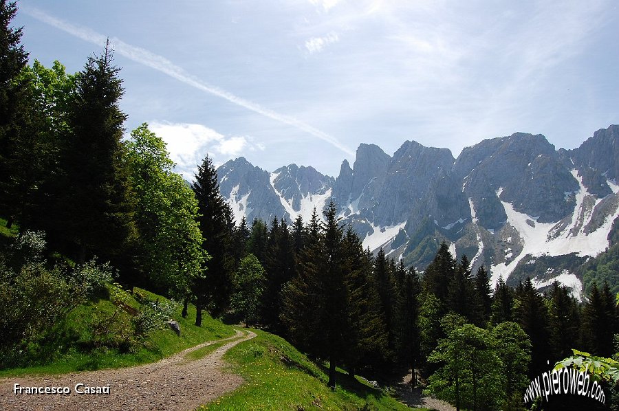 16 Il canale di salita visto dalla piazzola del rifugio.jpg